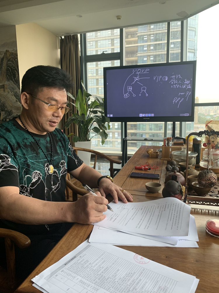 天才拼團商城董事長與三心網(wǎng)APP開發(fā)公司簽約.